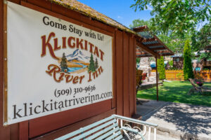 A sign for the klickitat river inn.